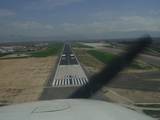 Granada Verkehrsflughafen. Mit dem UL in Andalusien im kurzen Endanflug auf die Piste 09.