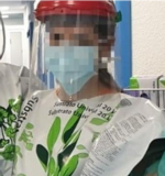 Krankenschwestern und -pfleger im selbstgemachten Pflanzensubstratschutzkittel [Bild]